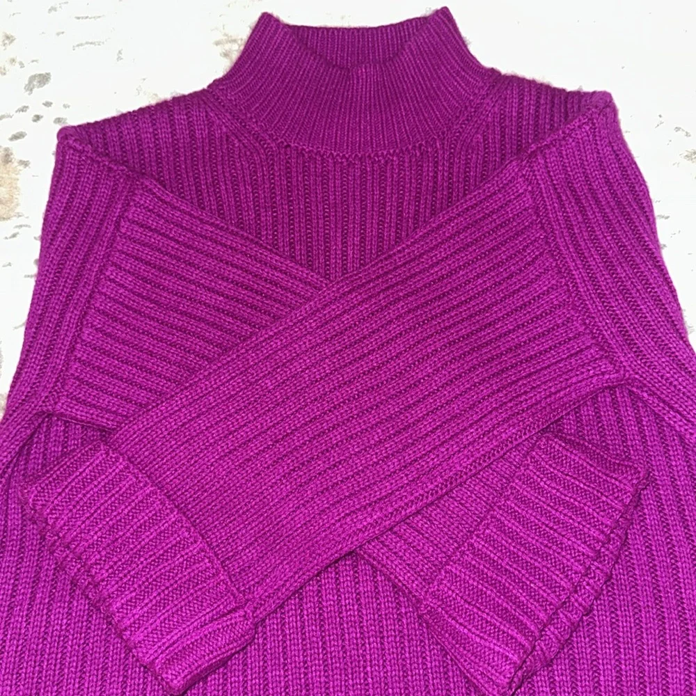 Fashion Nova used Fucsia sweater in good condition size M/L.